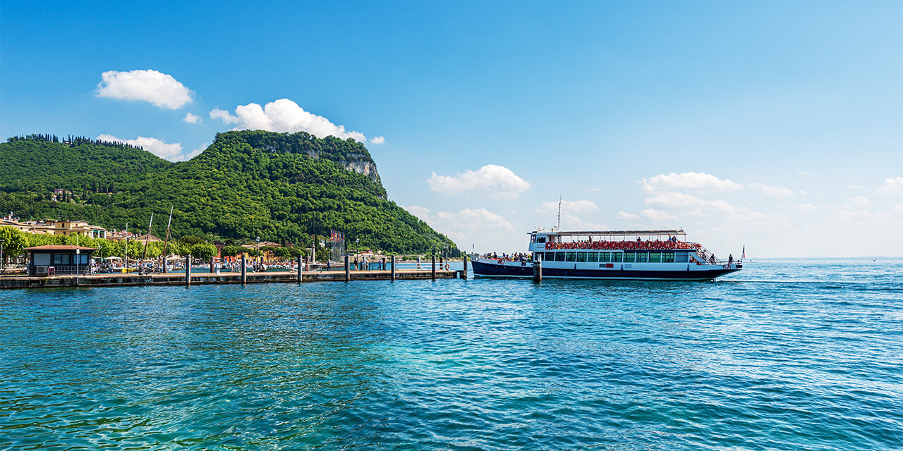 クルーザーで巡る